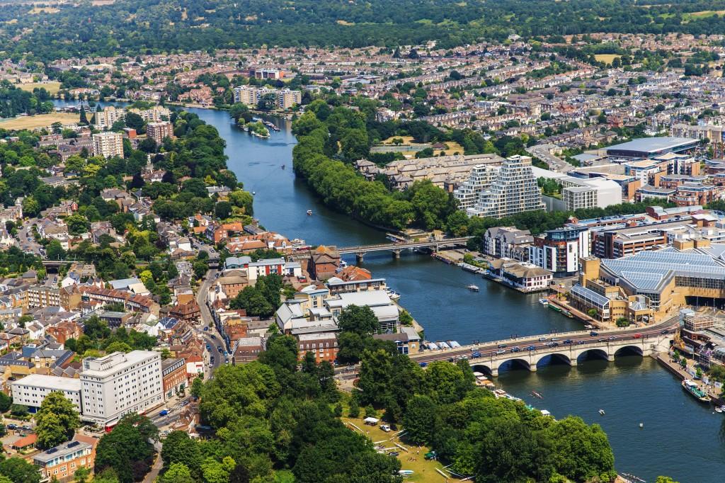 Taxi Gatwick to Kingston upon Thames